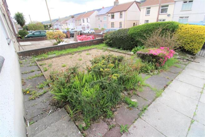 Garden to front