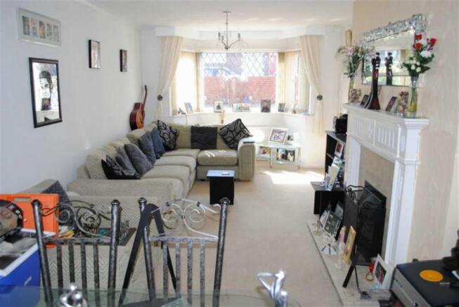 LOUNGE/DINING AREA