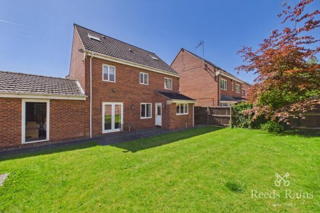 5 bed Detached for sale Image 9
