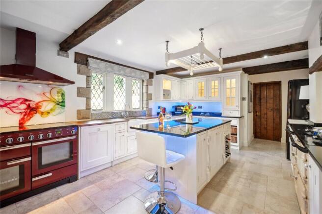 5 bed Detached for sale Image 9