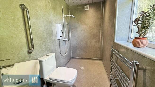 4 bed Bungalow for sale Image 11