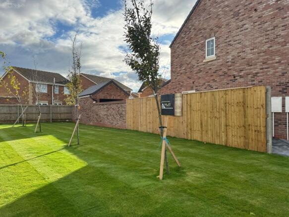 Fieldhead Road, Laceby, DN37 photo 3