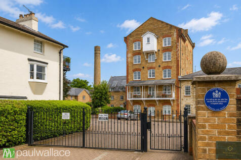 Sele Mill, Hertford |Top Floor Apartment | Gated Entrance | Walk to Hertford Town & Stations