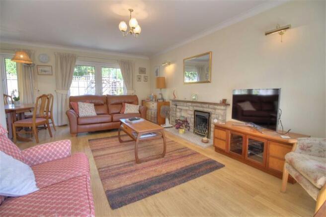 Sitting Room/Dining Room: