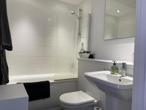 2 bed Apartment to rent Image 4
