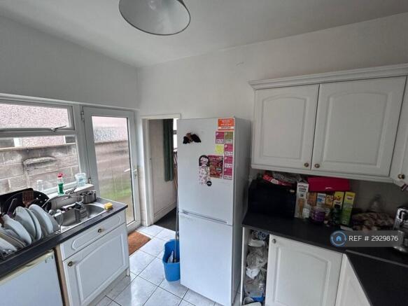 Kitchen Photo b