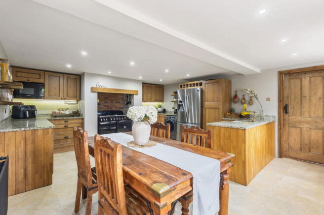 4 bed Detached for sale Image 9