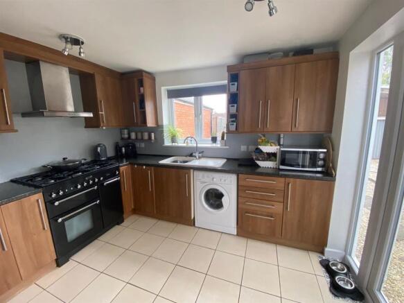 Kitchen 2.jpg