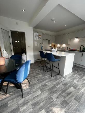 4 bed Semi-Detached to rent Image 5