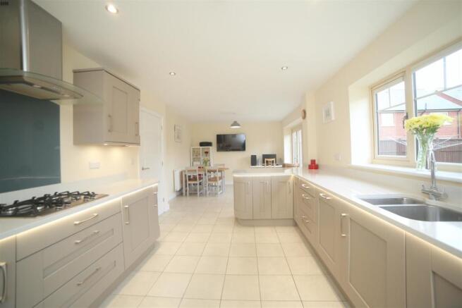 Kitchen Breakfast / Family Room