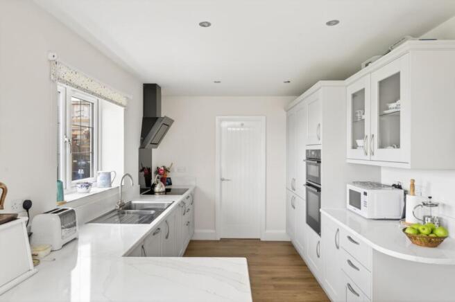 4 bed Detached for sale Image 8