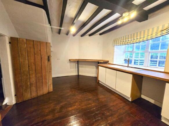 Kitchen breakfast bar.jpg