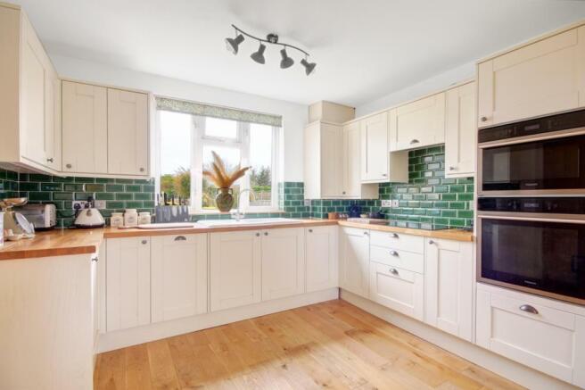Kitchen 2.jpg