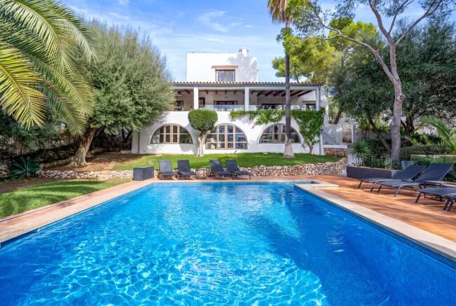 Pool and Exterior (1