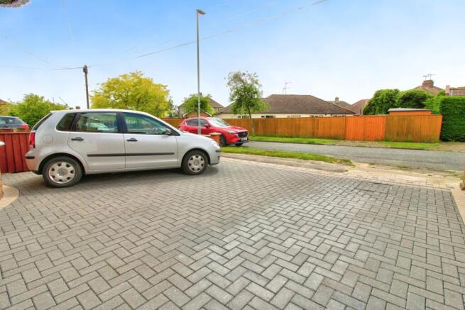 4ab32931-Driveway