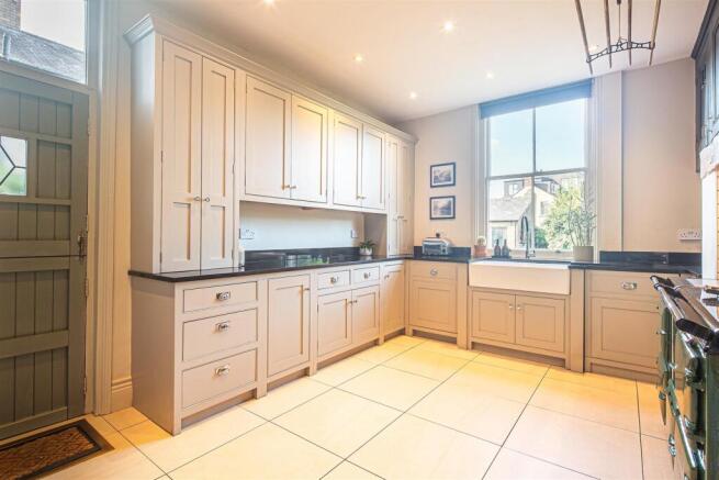 5 bed Semi-Detached for sale Image 7