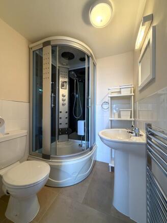 3 bed Flat for sale Image 11