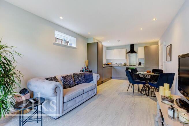 Kitchen / Dining / R