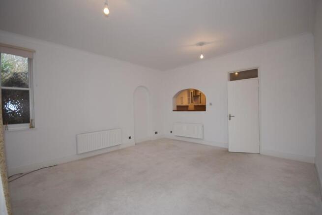 SITTING ROOM/DINING ROOM: