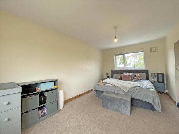 Hawkinge Gardens 102 Bed 1.jpg