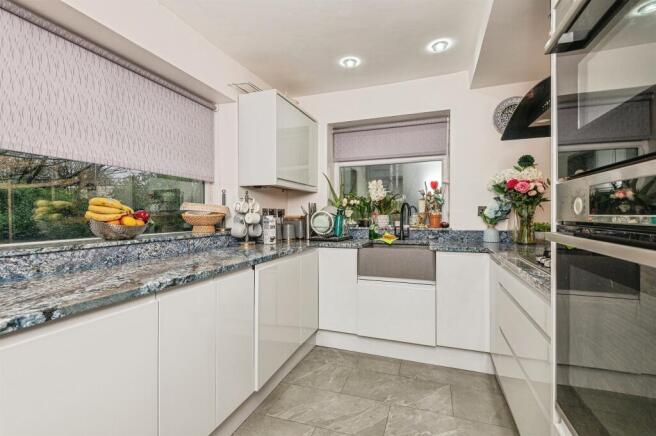 4 bed Detached for sale Image 9