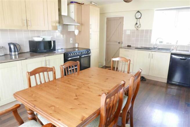 KITCHEN/DINING ROOM