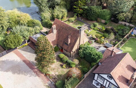Parkway, Gidea Park RM2