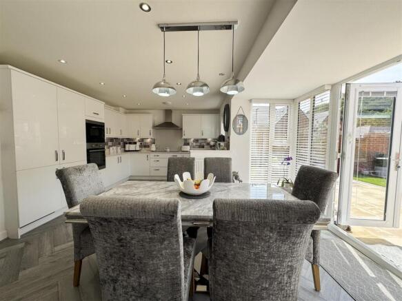 4 bed Detached for sale Image 10