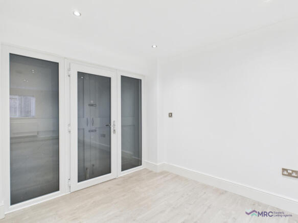 2 bed Semi-Detached to rent Image 11