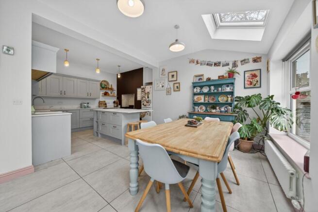 5 bed Semi-Detached for sale Image 3