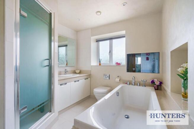 5 bed Detached for sale Image 10