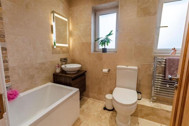 Main bathroom.jpg