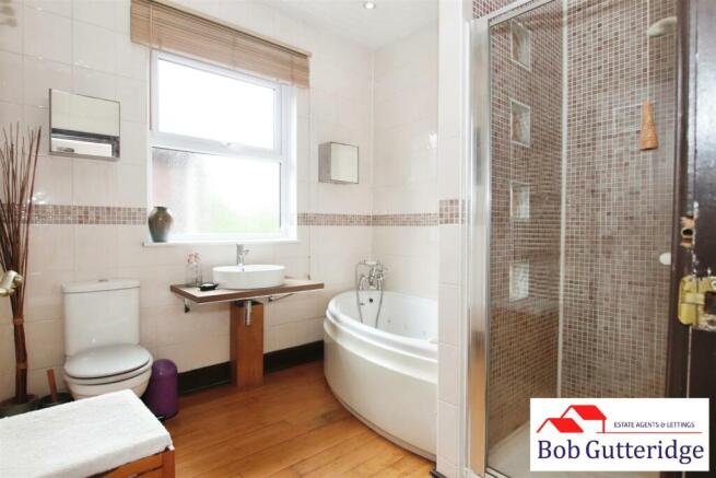 FIRST FLOOR FAMILY BATHROOM