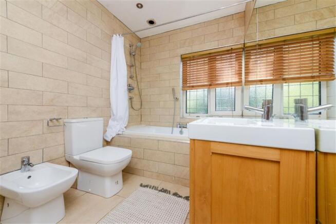 JACK & JILL ENSUITE BATHROOM