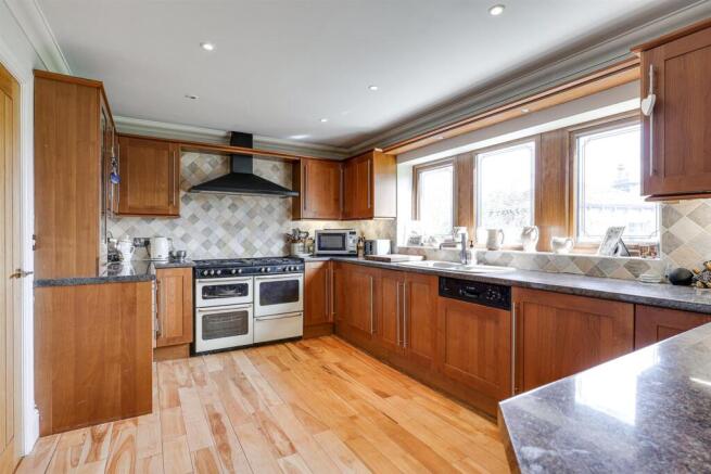 4 bed Detached for sale Image 4