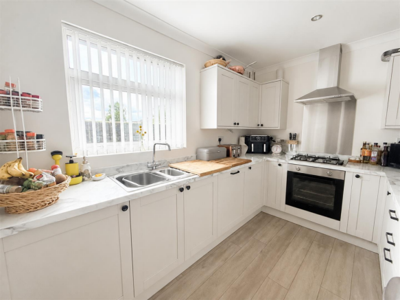KITCHEN/DINING AREA