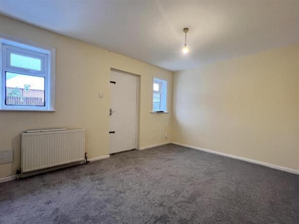 1 bed Ground Flat to rent Image 4