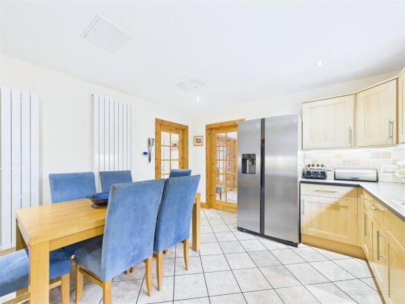 Kitchen & Dining
