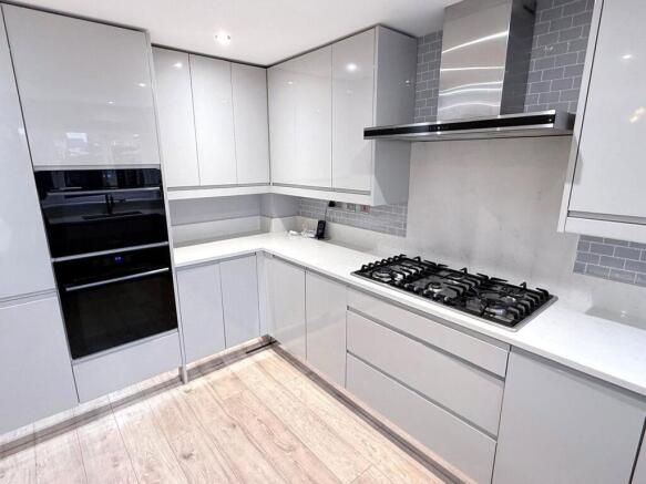 4 bed Detached to rent Image 6