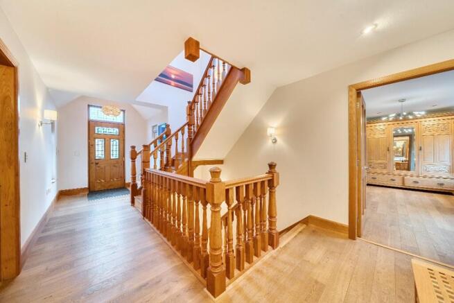 5 bed Detached for sale Image 9