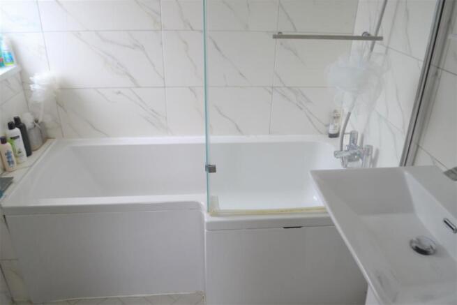 DSC_0020 bathroom light .jpg