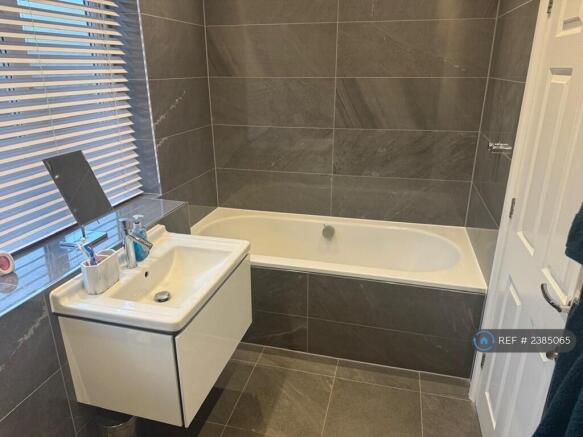 Master En-Suite Bathroom 
