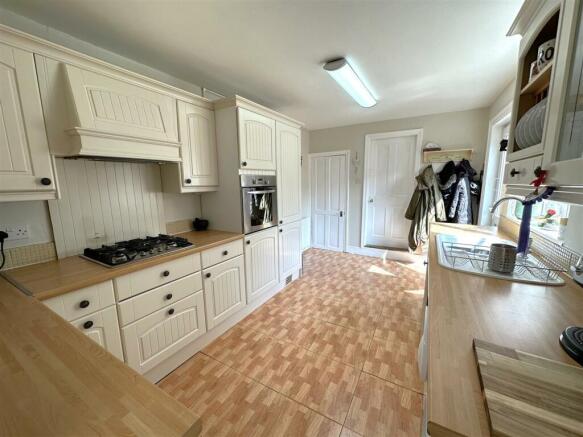 Sizeable Kitchen 098