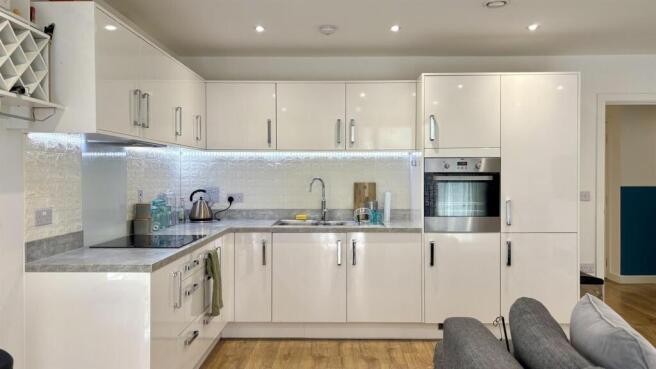 Two Bedrooms for sale in Beckton - Barrain London