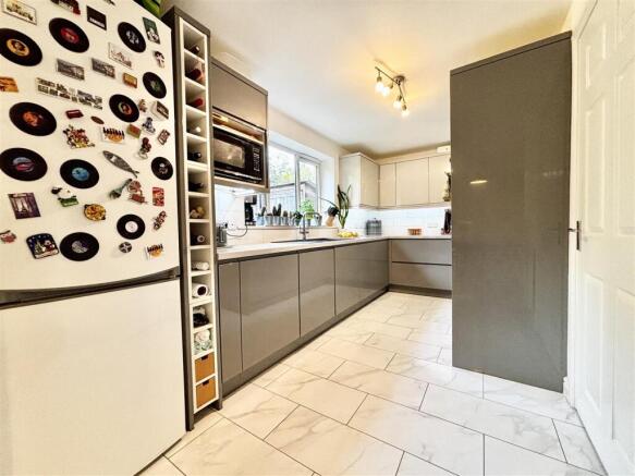 6 bed Detached for sale Image 5