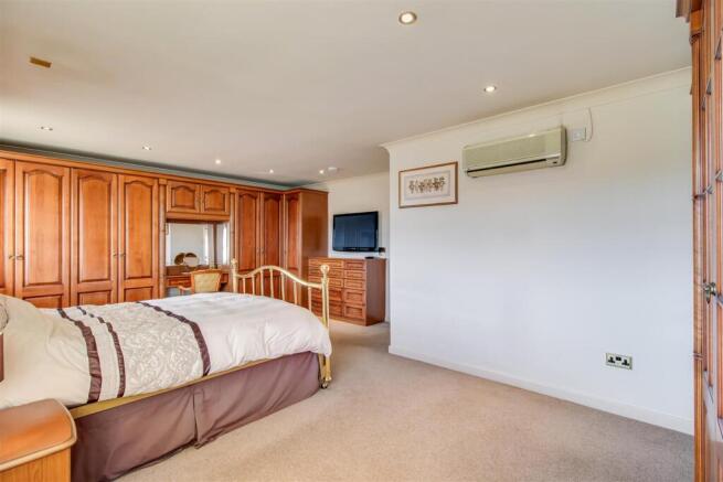 4 bed Detached for sale Image 8