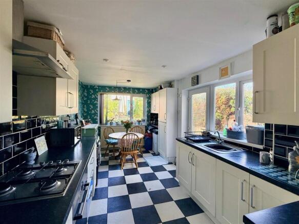 KITCHEN/BREAKFAST EROOM