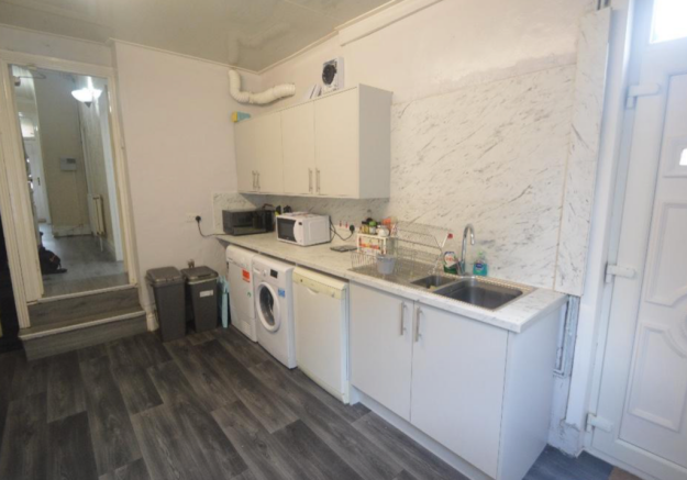 5 bed House to rent Image 8