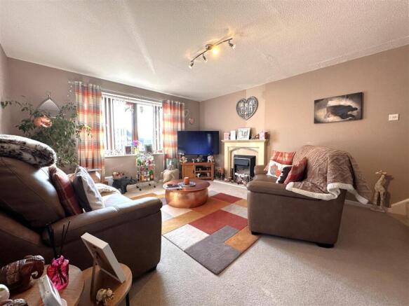 Bow-Fronted Lounge 644