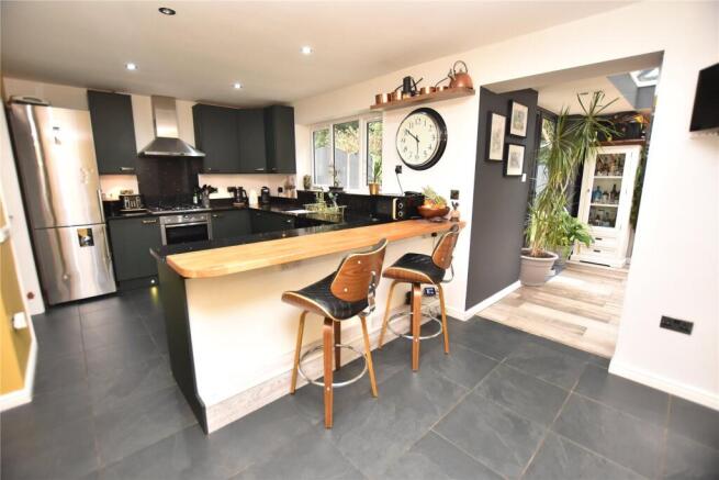 5 bed Detached for sale Image 6